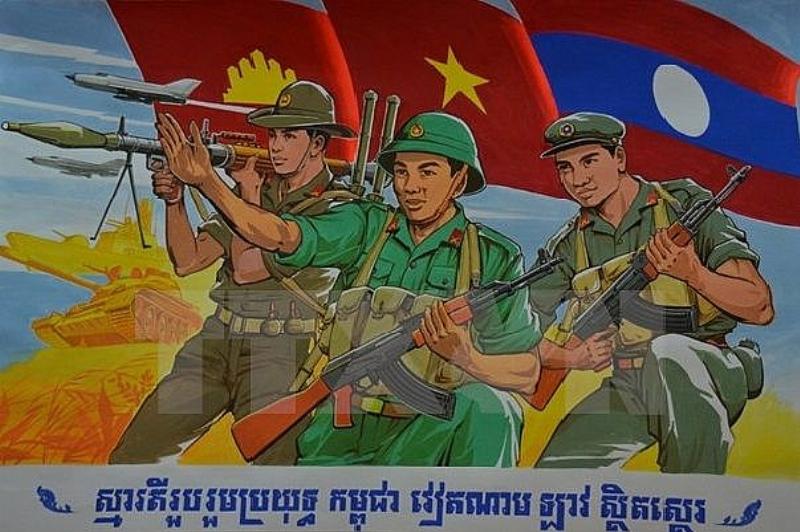 Hai bàn tay đan vào nhau, thể hiện sự gắn kết, tin tưởng, và nỗ lực chung trong mối quan hệ